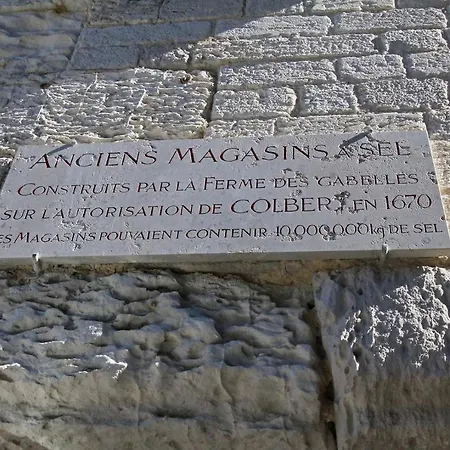 Le Patio / Les Romantiques Du Grenier A Sel 아파트