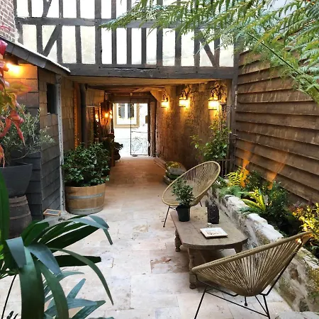 Le Patio / Les Romantiques Du Grenier à Sel Apartamento *