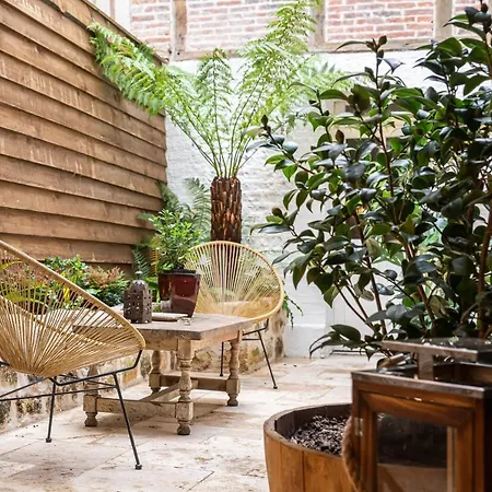 Le Patio / Les Romantiques Du Grenier à Sel