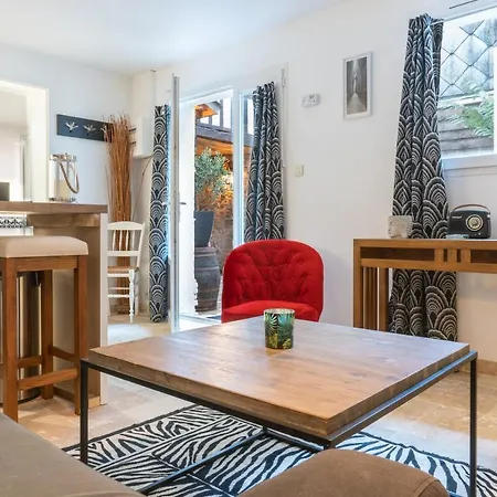 Le Patio / Les Romantiques Du Grenier A Sel Apartment