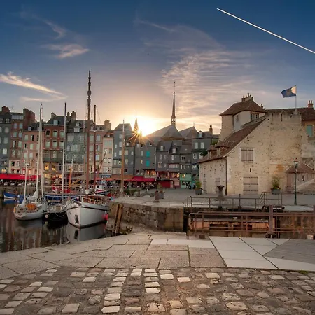Le Patio / Les Romantiques Du Grenier A Sel Honfleur