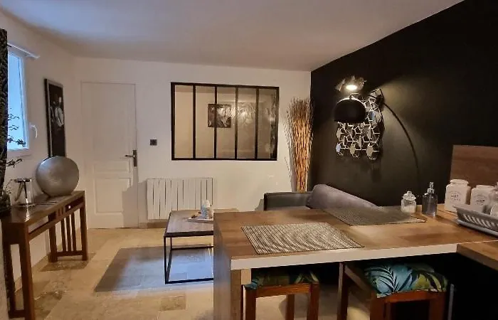 Le Patio / Les Romantiques Du Grenier A Sel Apartment Honfleur