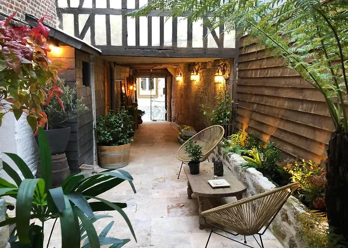 Le Patio / Les Romantiques Du Grenier à Sel Apartamento *