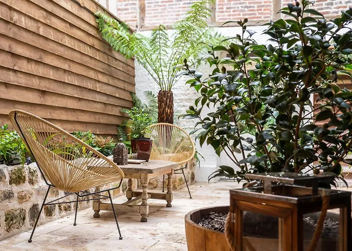 Le Patio / Les Romantiques Du Grenier à Sel