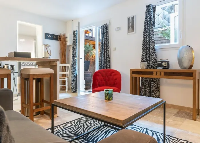 Le Patio / Les Romantiques Du Grenier à Sel Apartamento